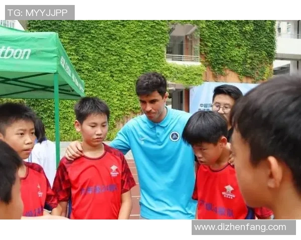 足球巨星亲临签售会与球迷零距离互动 共度激情时刻